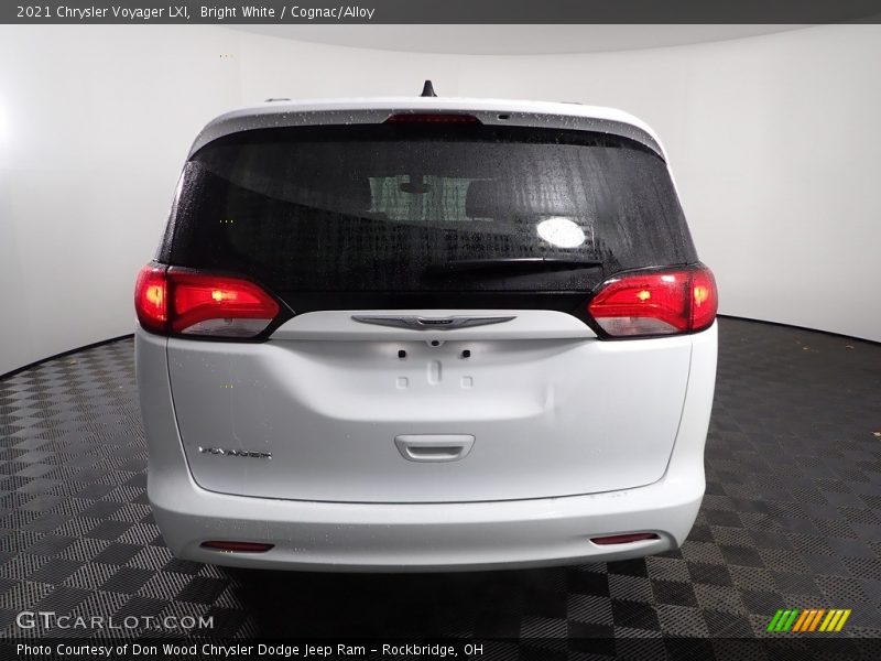 Bright White / Cognac/Alloy 2021 Chrysler Voyager LXI