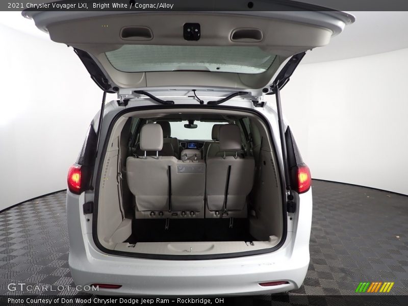 Bright White / Cognac/Alloy 2021 Chrysler Voyager LXI