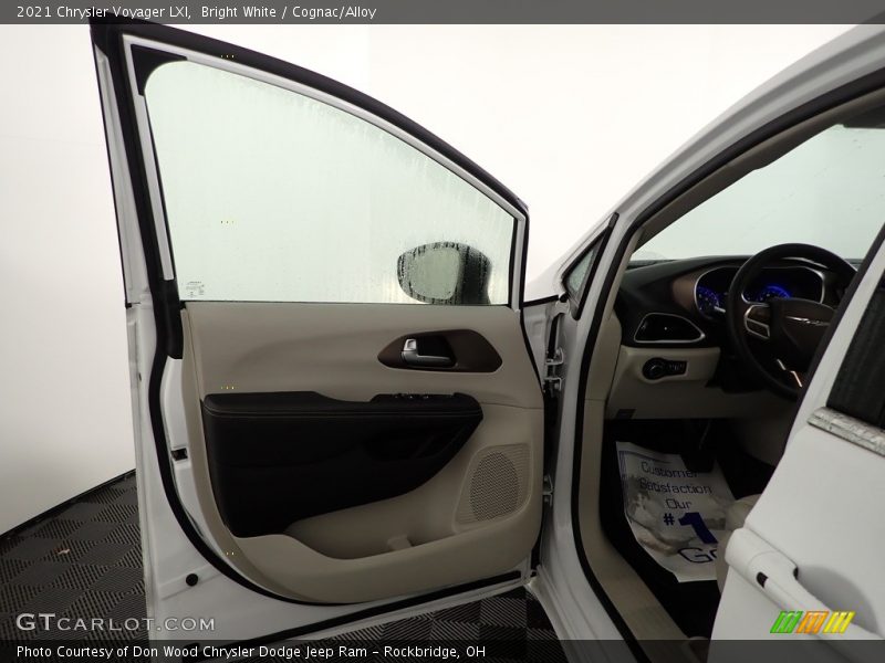 Bright White / Cognac/Alloy 2021 Chrysler Voyager LXI