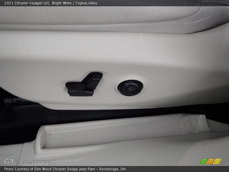 Bright White / Cognac/Alloy 2021 Chrysler Voyager LXI