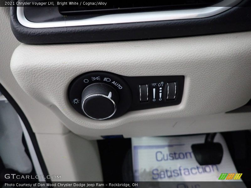 Bright White / Cognac/Alloy 2021 Chrysler Voyager LXI