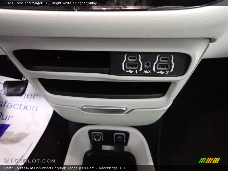 Bright White / Cognac/Alloy 2021 Chrysler Voyager LXI