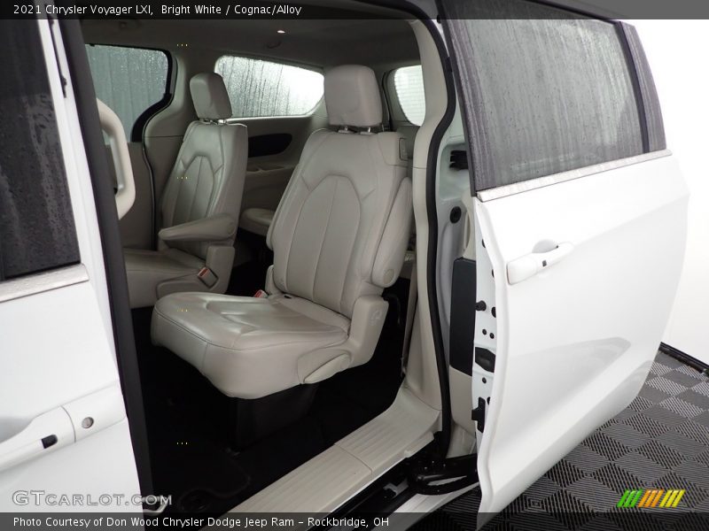 Bright White / Cognac/Alloy 2021 Chrysler Voyager LXI