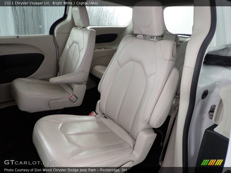 Bright White / Cognac/Alloy 2021 Chrysler Voyager LXI