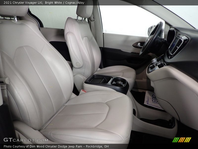 Bright White / Cognac/Alloy 2021 Chrysler Voyager LXI