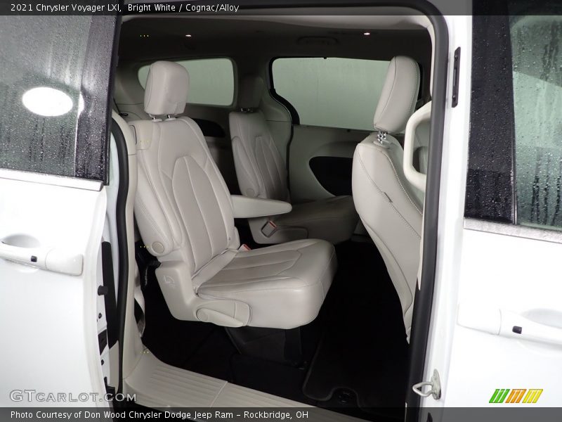 Bright White / Cognac/Alloy 2021 Chrysler Voyager LXI
