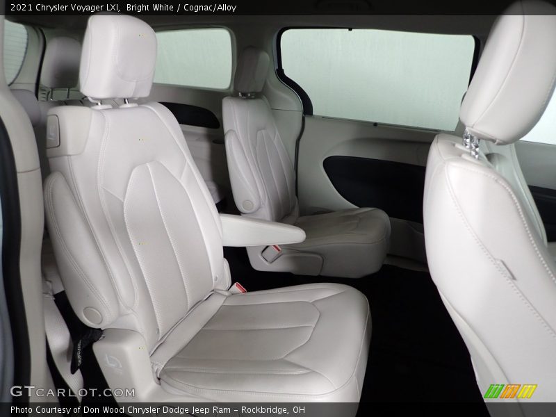 Bright White / Cognac/Alloy 2021 Chrysler Voyager LXI