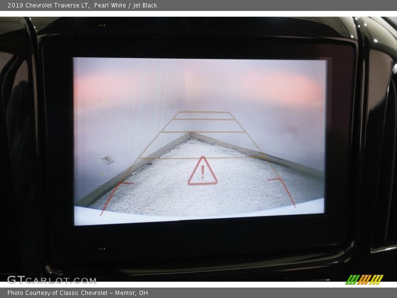 Pearl White / Jet Black 2019 Chevrolet Traverse LT