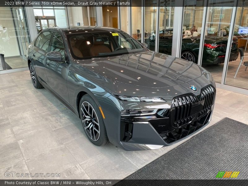 Front 3/4 View of 2023 7 Series 760i xDrive Sedan
