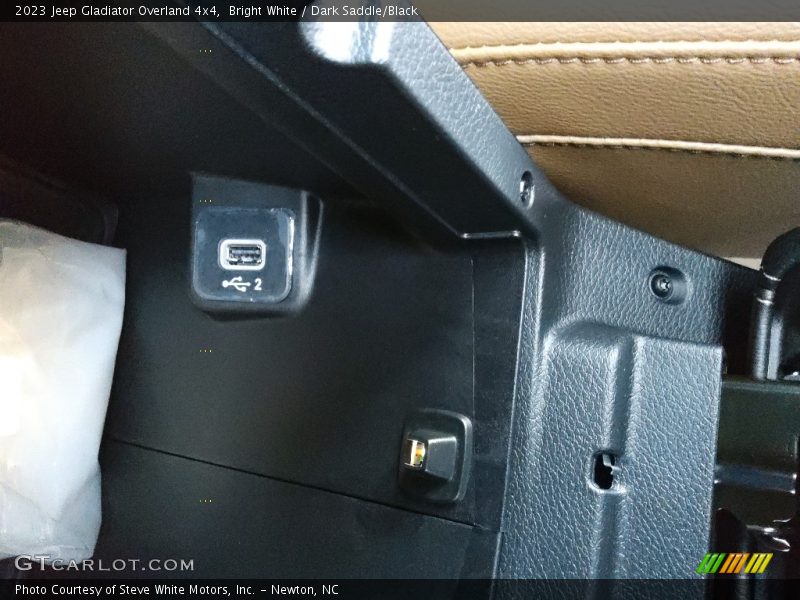 Bright White / Dark Saddle/Black 2023 Jeep Gladiator Overland 4x4