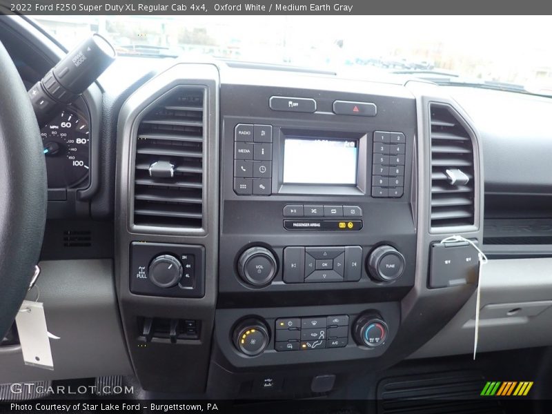 Oxford White / Medium Earth Gray 2022 Ford F250 Super Duty XL Regular Cab 4x4