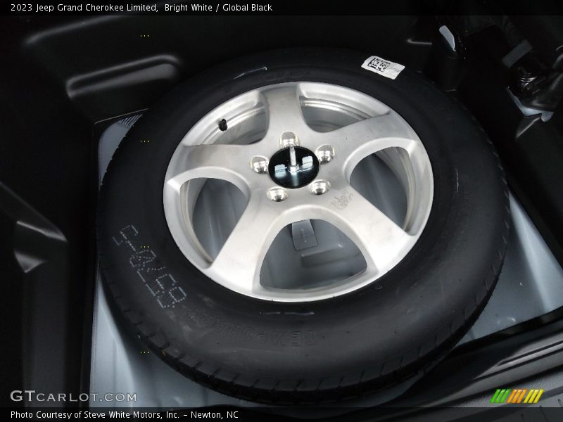 Bright White / Global Black 2023 Jeep Grand Cherokee Limited