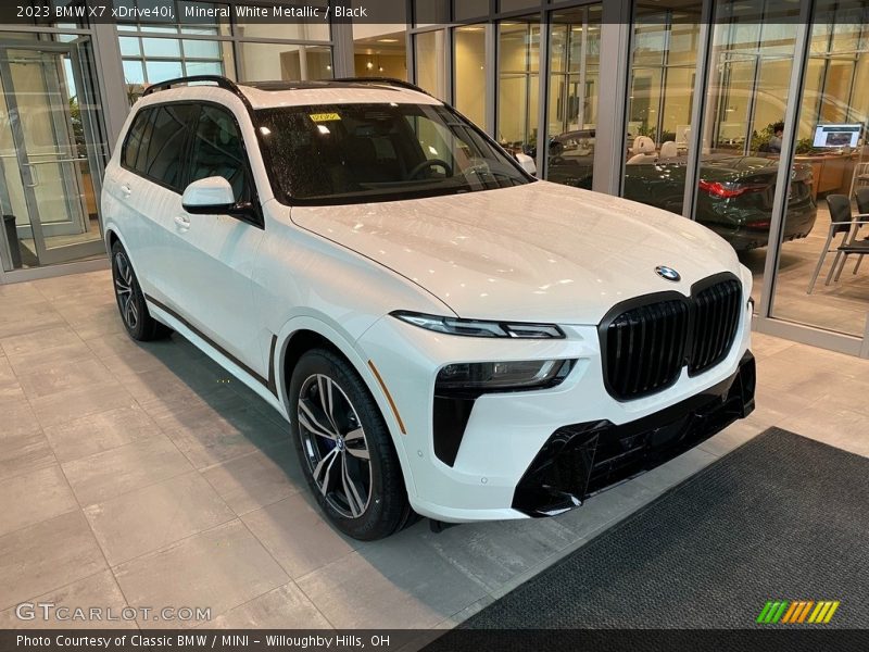 Mineral White Metallic / Black 2023 BMW X7 xDrive40i