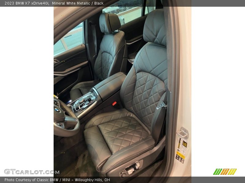 Mineral White Metallic / Black 2023 BMW X7 xDrive40i