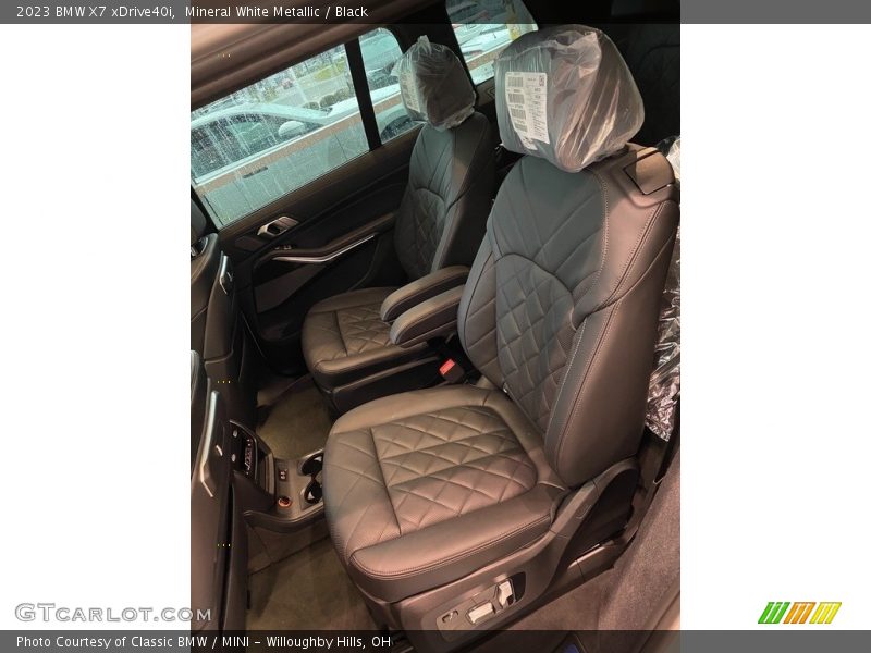 Mineral White Metallic / Black 2023 BMW X7 xDrive40i