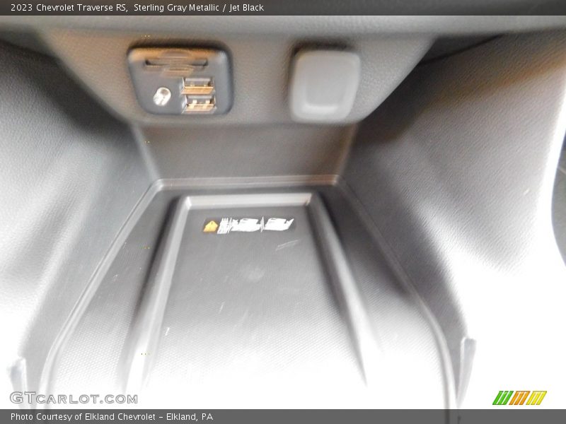 Sterling Gray Metallic / Jet Black 2023 Chevrolet Traverse RS