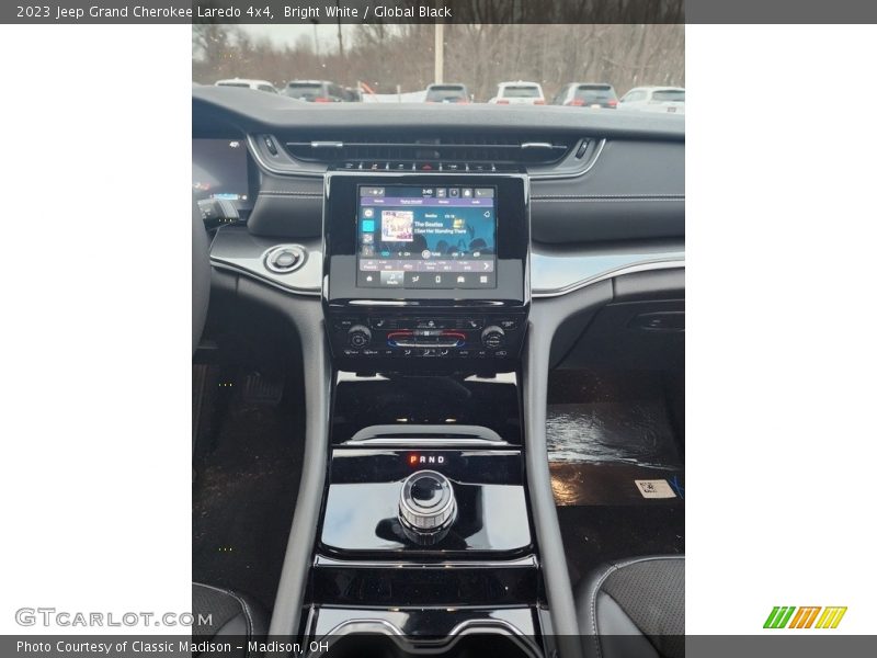 Bright White / Global Black 2023 Jeep Grand Cherokee Laredo 4x4
