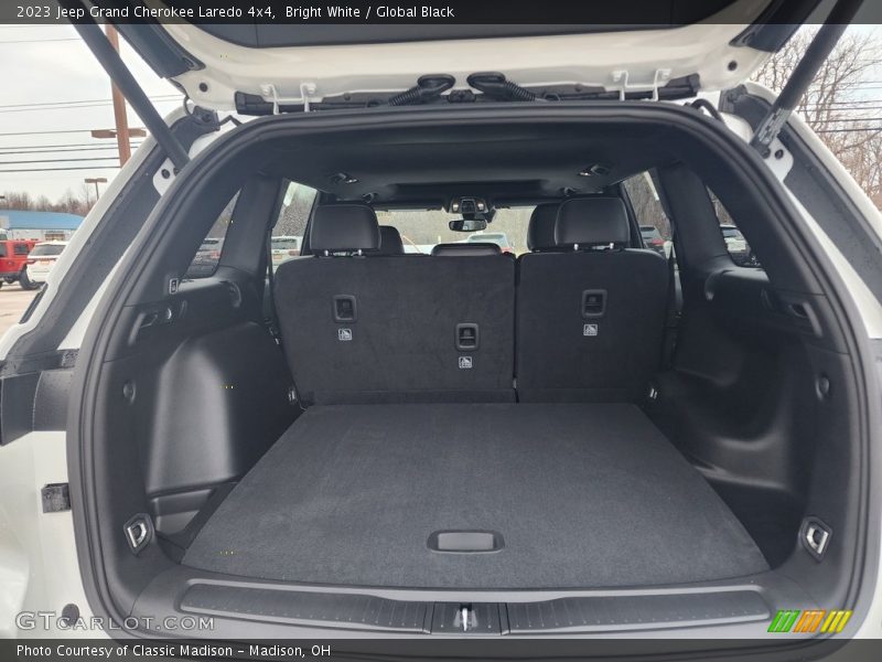 Bright White / Global Black 2023 Jeep Grand Cherokee Laredo 4x4