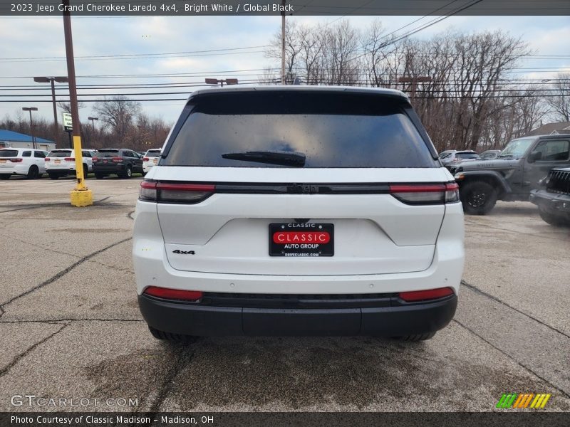 Bright White / Global Black 2023 Jeep Grand Cherokee Laredo 4x4