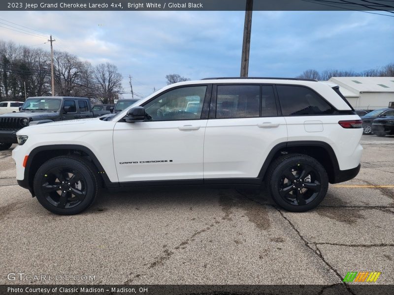 Bright White / Global Black 2023 Jeep Grand Cherokee Laredo 4x4