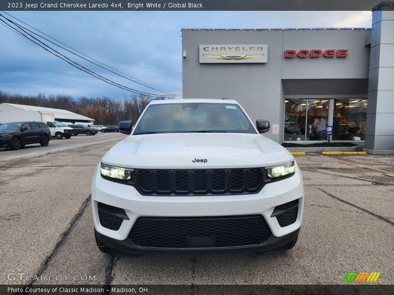 Bright White / Global Black 2023 Jeep Grand Cherokee Laredo 4x4