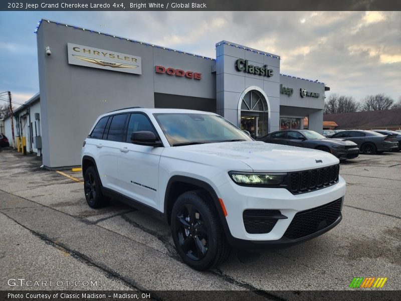Bright White / Global Black 2023 Jeep Grand Cherokee Laredo 4x4