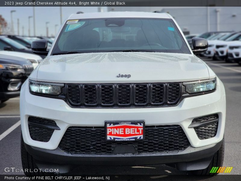 Bright White / Global Black 2023 Jeep Grand Cherokee Altitude 4x4