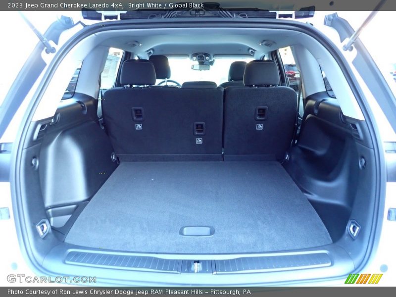 Bright White / Global Black 2023 Jeep Grand Cherokee Laredo 4x4