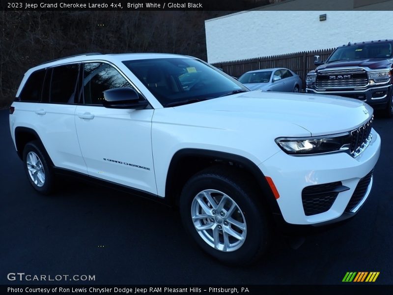 Bright White / Global Black 2023 Jeep Grand Cherokee Laredo 4x4