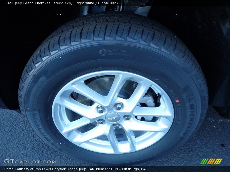 Bright White / Global Black 2023 Jeep Grand Cherokee Laredo 4x4