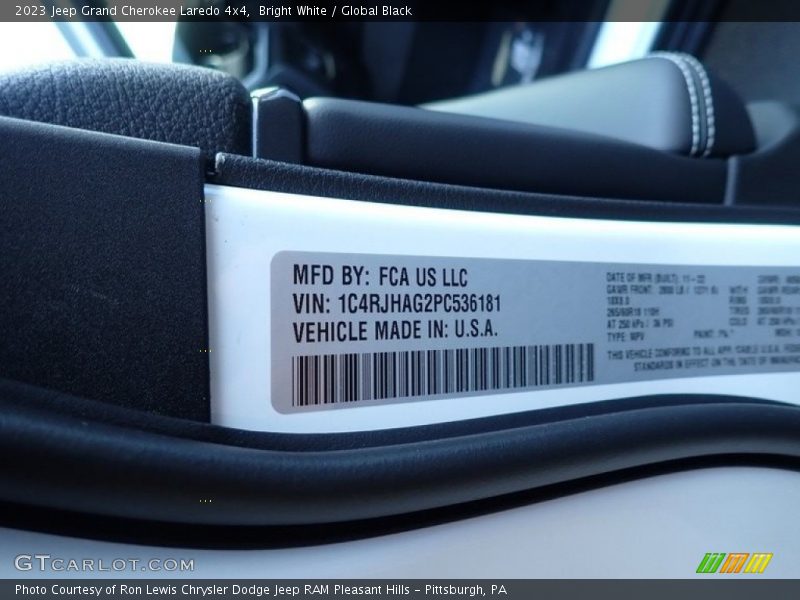 Bright White / Global Black 2023 Jeep Grand Cherokee Laredo 4x4