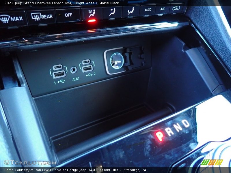 Bright White / Global Black 2023 Jeep Grand Cherokee Laredo 4x4