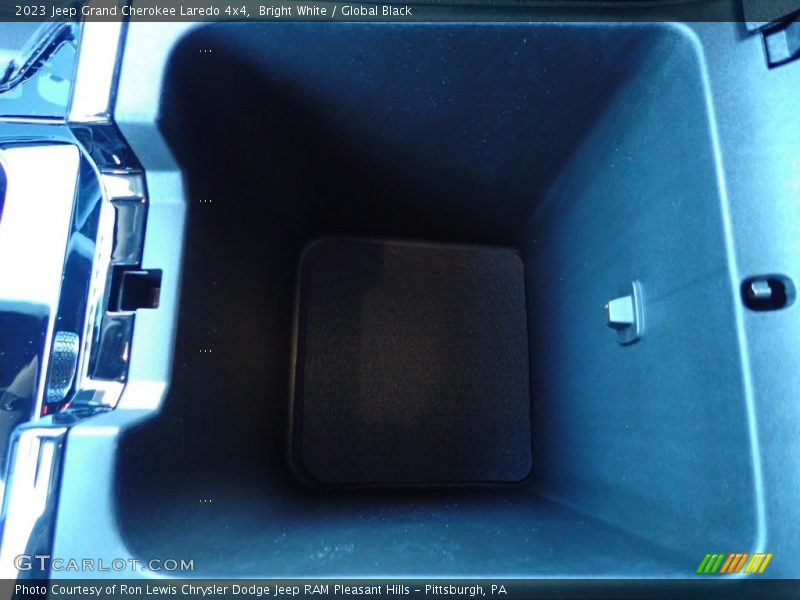 Bright White / Global Black 2023 Jeep Grand Cherokee Laredo 4x4