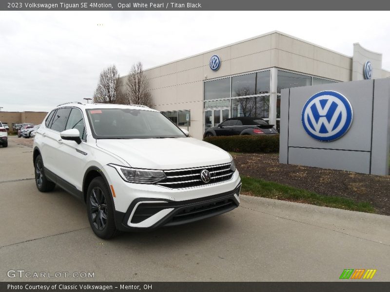 Front 3/4 View of 2023 Tiguan SE 4Motion