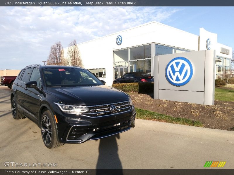 Front 3/4 View of 2023 Tiguan SEL R-Line 4Motion