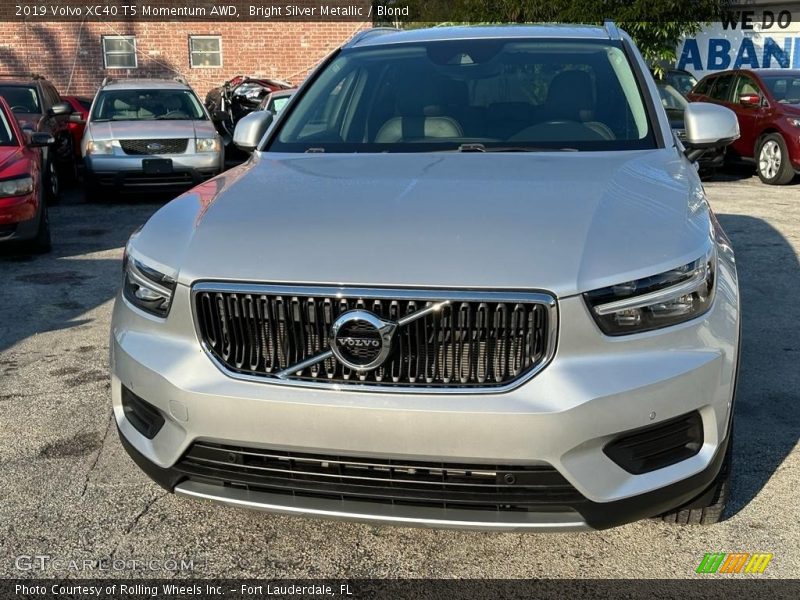 Bright Silver Metallic / Blond 2019 Volvo XC40 T5 Momentum AWD