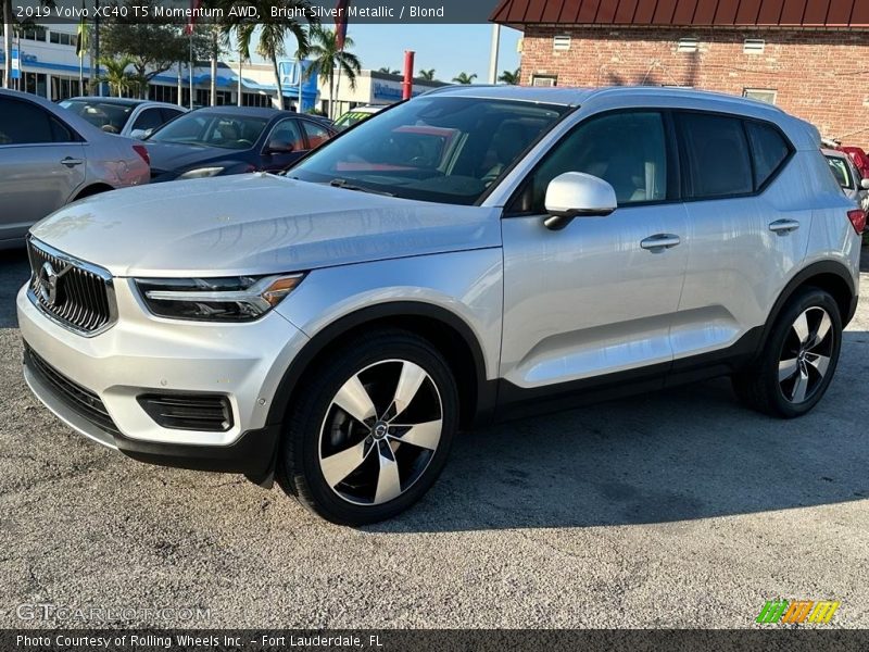 Bright Silver Metallic / Blond 2019 Volvo XC40 T5 Momentum AWD