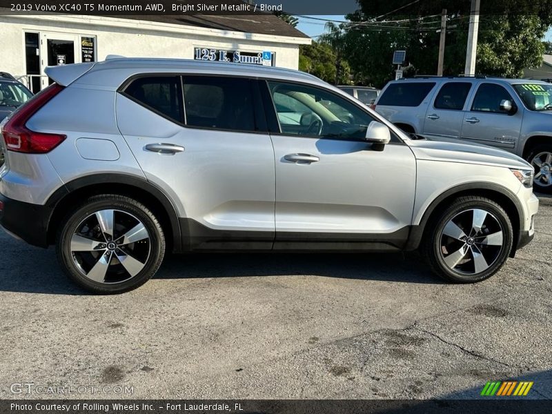 Bright Silver Metallic / Blond 2019 Volvo XC40 T5 Momentum AWD