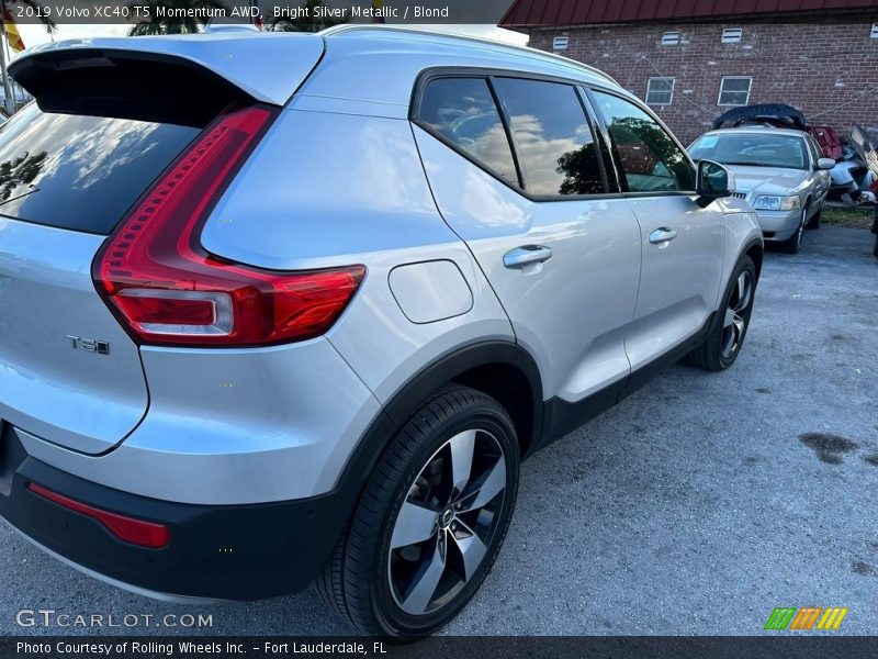 Bright Silver Metallic / Blond 2019 Volvo XC40 T5 Momentum AWD