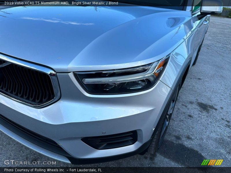 Bright Silver Metallic / Blond 2019 Volvo XC40 T5 Momentum AWD