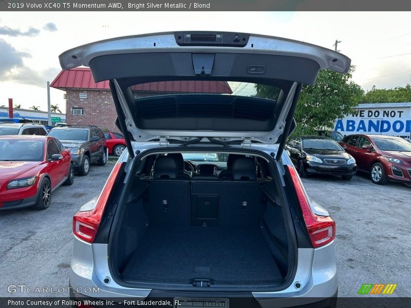 Bright Silver Metallic / Blond 2019 Volvo XC40 T5 Momentum AWD