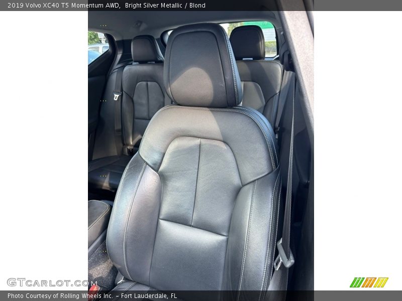 Bright Silver Metallic / Blond 2019 Volvo XC40 T5 Momentum AWD
