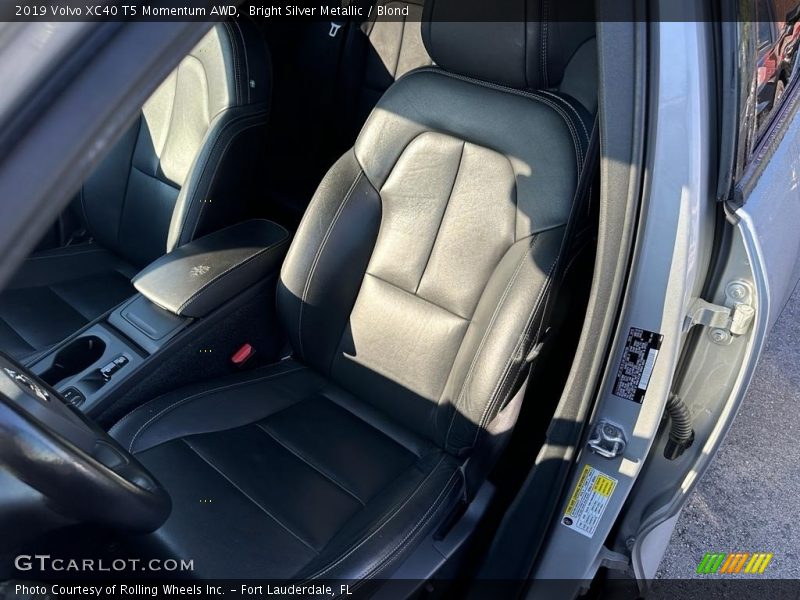 Bright Silver Metallic / Blond 2019 Volvo XC40 T5 Momentum AWD