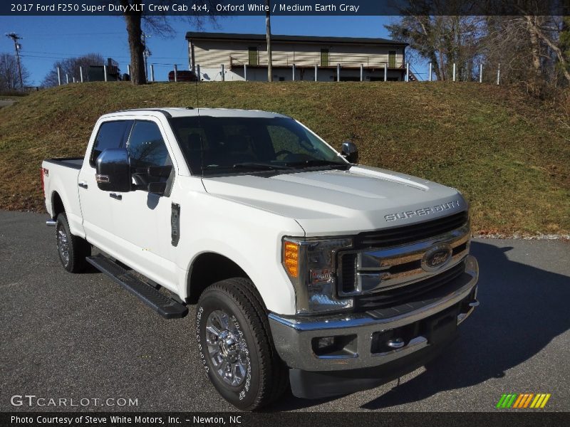 Oxford White / Medium Earth Gray 2017 Ford F250 Super Duty XLT Crew Cab 4x4