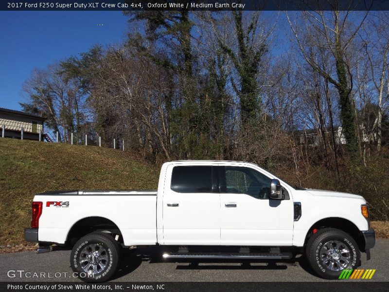 Oxford White / Medium Earth Gray 2017 Ford F250 Super Duty XLT Crew Cab 4x4