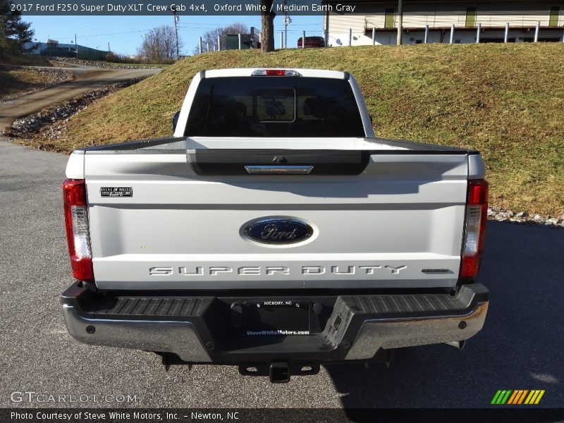 Oxford White / Medium Earth Gray 2017 Ford F250 Super Duty XLT Crew Cab 4x4