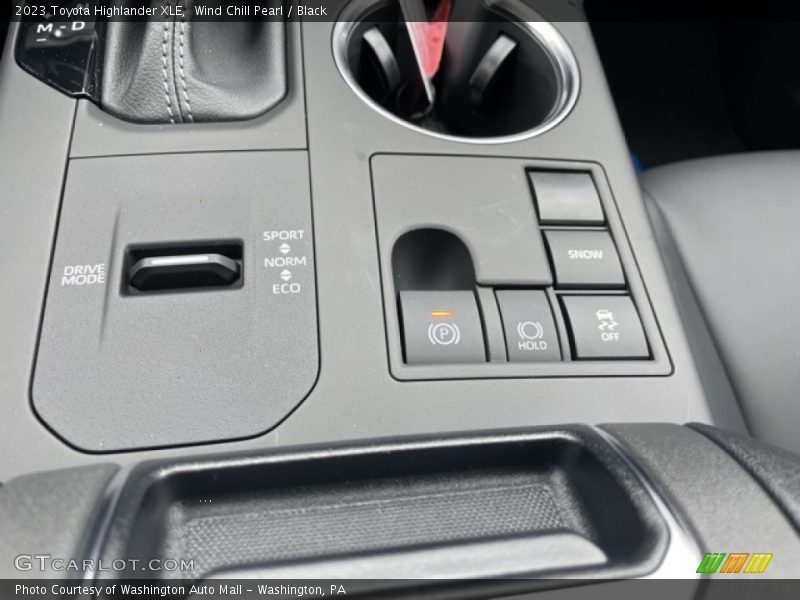 Wind Chill Pearl / Black 2023 Toyota Highlander XLE