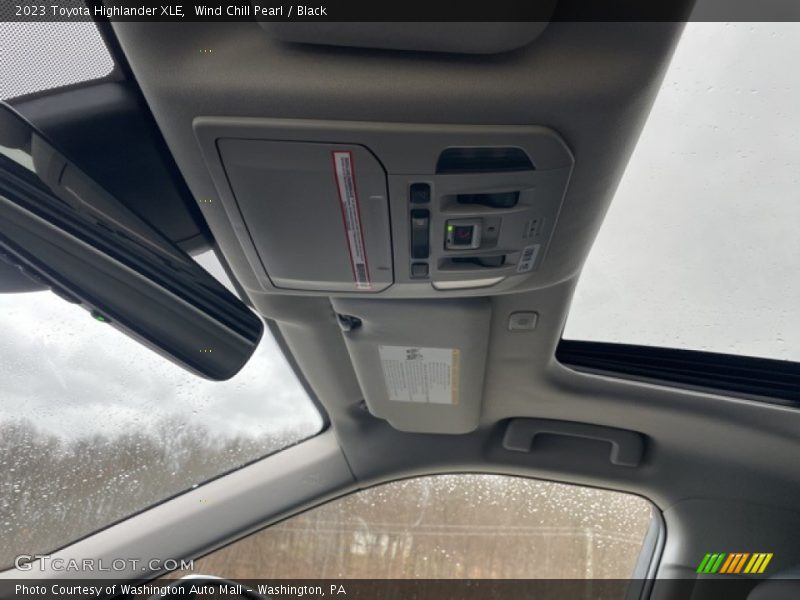 Wind Chill Pearl / Black 2023 Toyota Highlander XLE