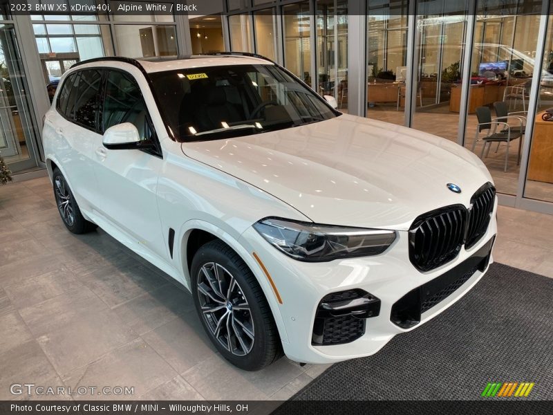 Alpine White / Black 2023 BMW X5 xDrive40i