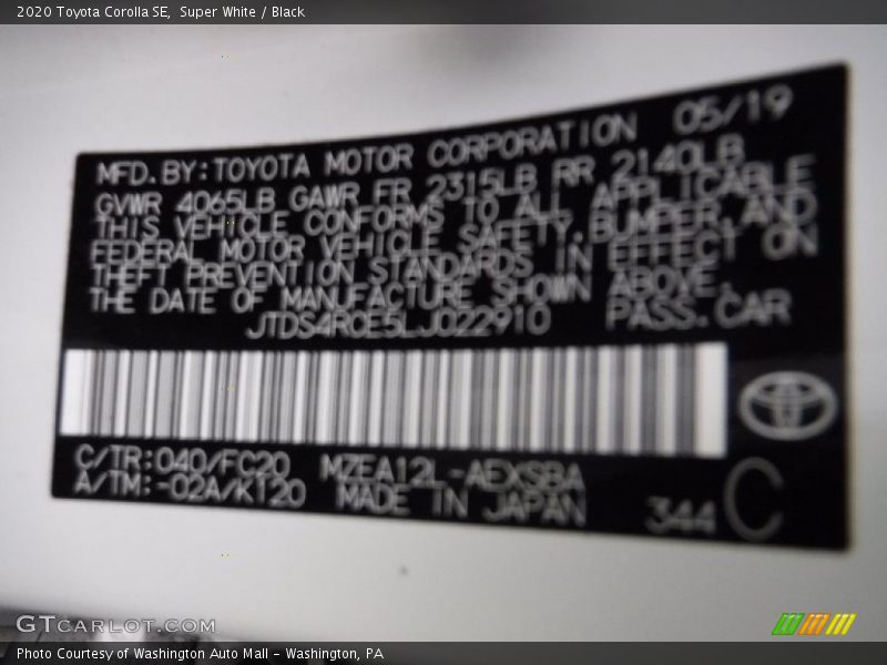 Super White / Black 2020 Toyota Corolla SE